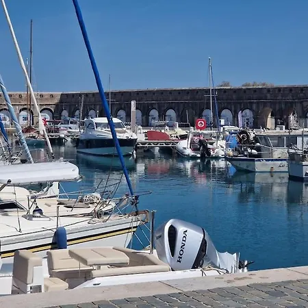 Cozy 1 Bedroom With A Seaview, Ac, Pool And Parking Appartamento