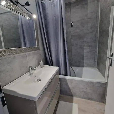 Cozy 1 Bedroom With A Seaview, Ac, Pool And Parking 아파트