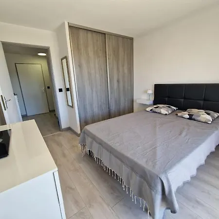 Cozy 1 Bedroom With A Seaview, Ac, Pool And Parking 아파트 *