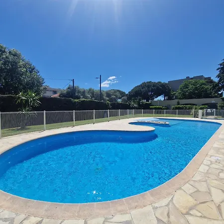 Cozy 1 Bedroom With A Seaview, Ac, Pool And Parking 아파트