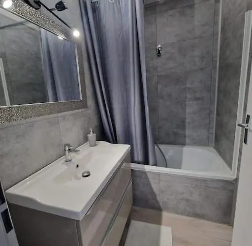 Cozy 1 Bedroom With A Seaview, Ac, Pool And Parking 公寓